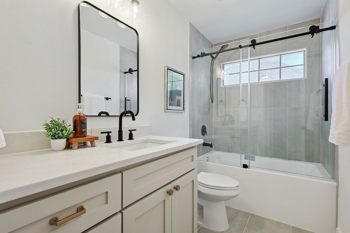 Secondary bath with tub and shower