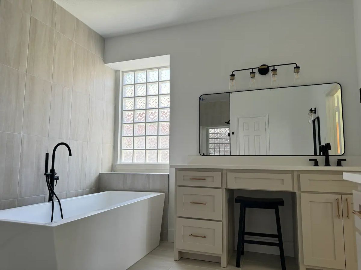 Freestanding tub and double vanity
