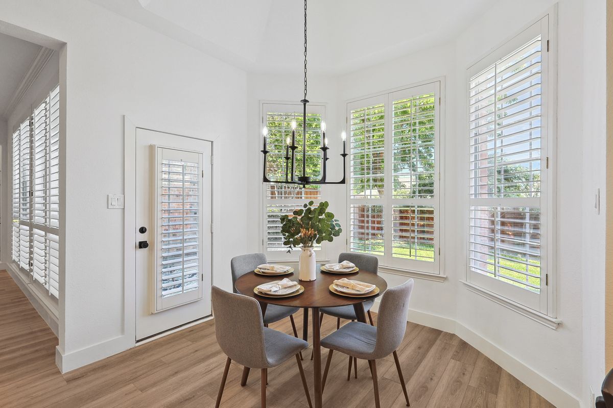 Breakfast room with bay window